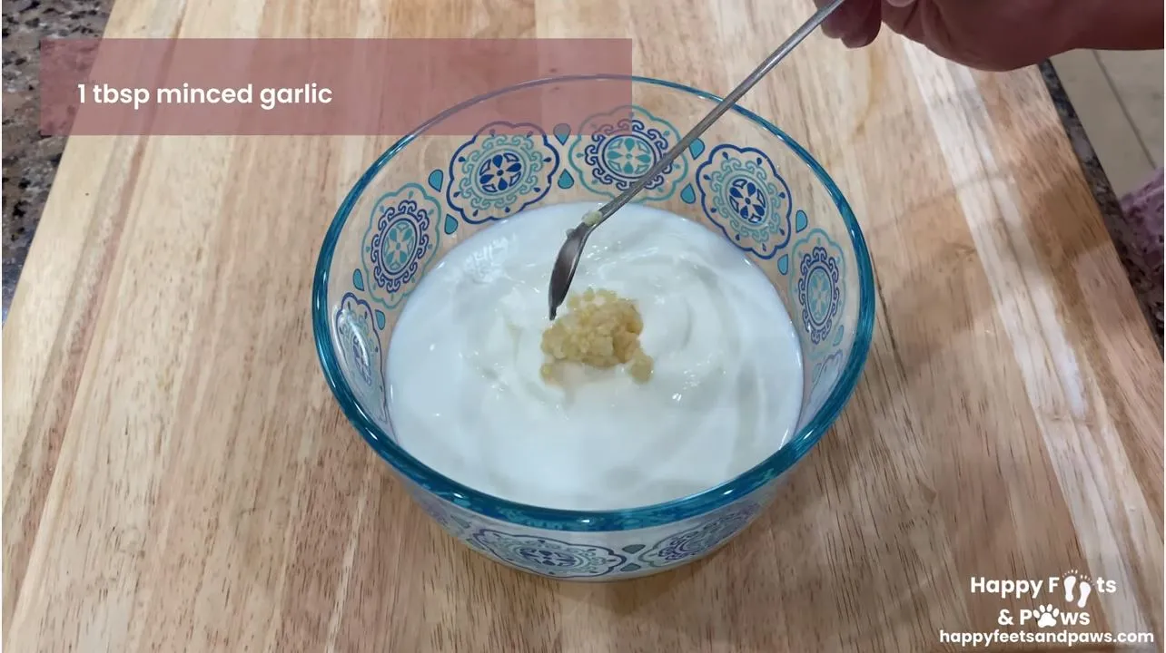 adding garlic to sour cream for sour cream sauce